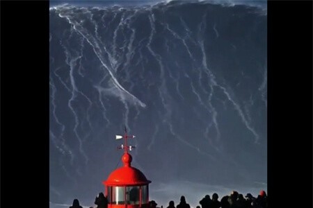 Clip: 'Đẳng cấp' lướt ván chinh phục con sóng cao hàng chục mét