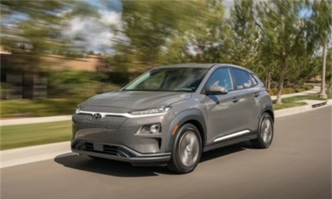 Hé lộ giá bán xe Hyundai Kona chạy điện. Chiếc crossover cỡ nhỏ Hàn Quốc cạnh tranh với Chevy Bolt EV, mẫu xe Mỹ đã bán hơn 200.000 chiếc tại xứ cờ hoa. (CHI TIẾT)