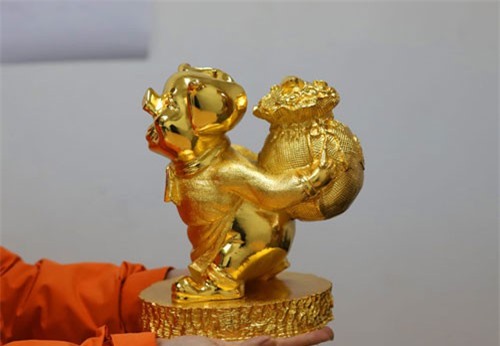 Phát 'sốt' với heo vàng tiền triệu đón Tết Kỷ Hợi 2019