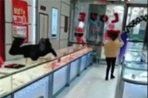 Clip: Nữ nhân viên bay qua tủ kính vì nghĩ khách trộm đồ