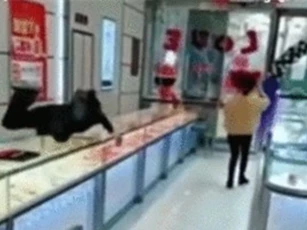 Clip: Nữ nhân viên bay qua tủ kính vì nghĩ khách trộm đồ