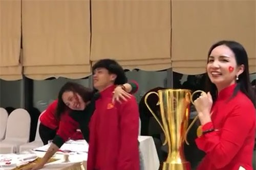 Clip: Công Phượng xứng danh ‘thánh lầy’ khi giả say ngã vào lòng gái xinh