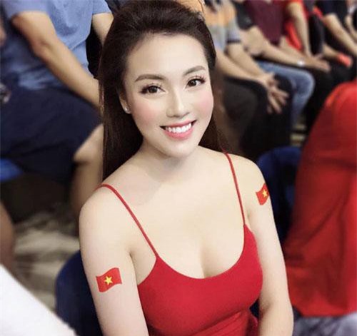 “Hot girl giảng viên” gây chú ý khi ra sân cổ vũ ĐT Việt Nam