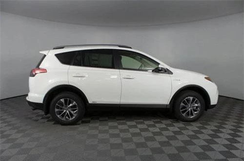 6. Toyota RAV4 (doanh số: 62.470 chiếc).