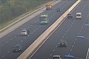 Clip: Ôtô dừng giữa đường cao tốc Hà Nội - Hải Phòng 