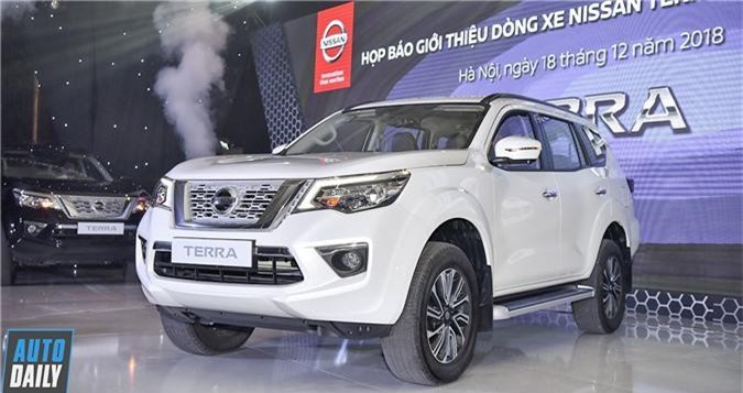 Giá lăn bánh 3 phiên bản Nissan Terra 2018 tại Việt Nam. Mẫu SUV 7 chỗ ngồi hoàn toàn mới Nissan Terra chính thức được ra mắt tại thị trường Việt Nam đi kèm giá bán từ 988 triệu đồng. Đây là đối thủ của Toyota Fortuner, Ford Everest. (CHI TIẾT) 