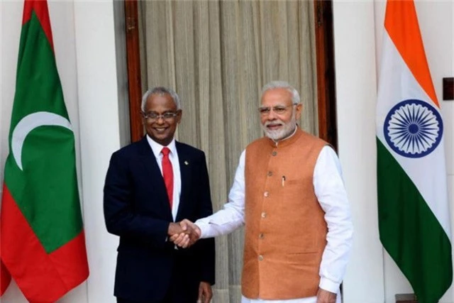 Thủ tướng Ấn Độ Narendra Modi (phải) và Tổng thống Maldives Ibrahim Mohamed Solih (Ảnh: EPA)