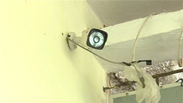 Một trong những chiếc camera mà Nguyễn Hoài Bắc lắp đặt xung quanh nhà mình để trợ giúp việc mua bán ma túy (Ảnh: Công an tỉnh Hưng Yên).