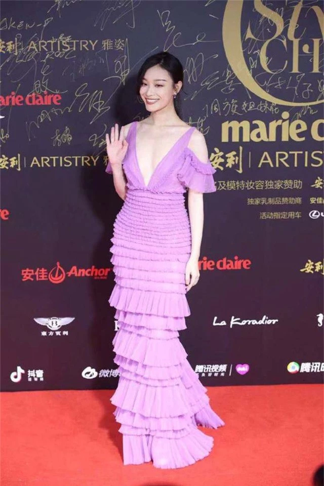  Siêu mẫu Trung Quốc - Ni Ni chọn váy màu tím cho sự kiện này. 