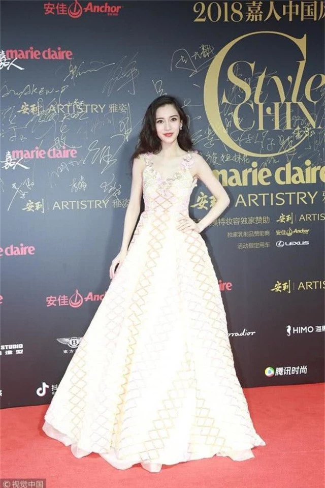  Angelababy lại chọn đầm dạ hội để hóa thân thành một cô công chúa xinh đẹp, trẻ trung trên thảm đỏ. 