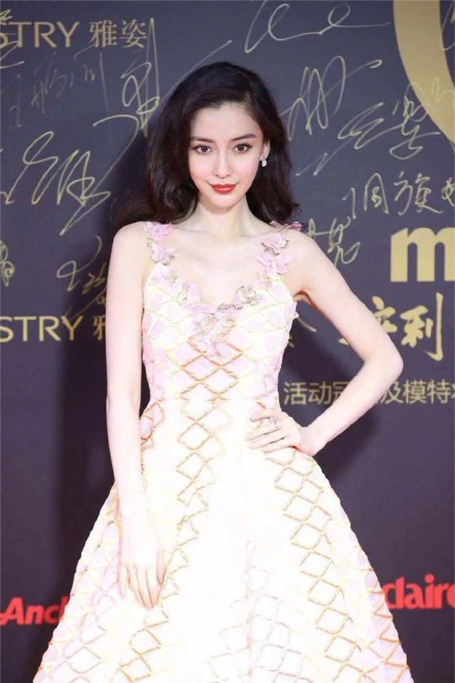  Angelababy được xem là một trong những biểu tượng nhan sắc và thời trang của làng giải trí Trung Quốc. 