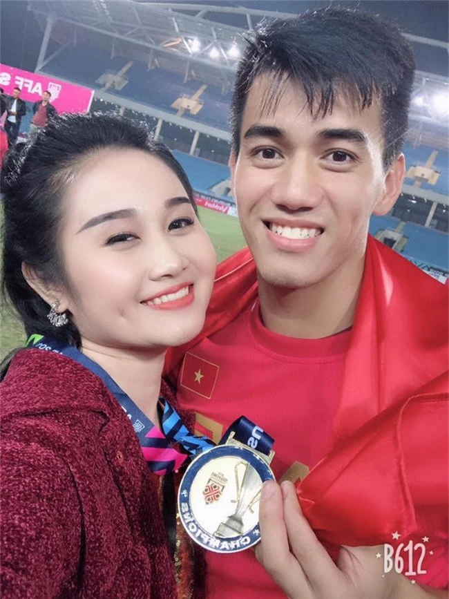 Gia thế giàu có, nhan sắc khả ái của bạn gái cầu thủ Tiến Linh - cơn gió lạ trong đội tuyển Việt Nam - Ảnh 4.