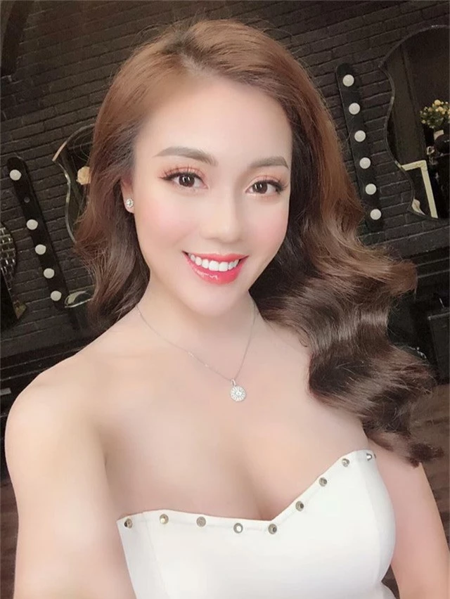 “Hot girl giảng viên” gây chú ý khi ra sân cổ vũ ĐT Việt Nam - Ảnh 4.