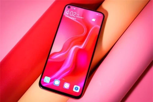 Huawei Nova 4 được trang bị màn hình IPS kích thước 6,4 inch, độ phân giải Full HD Plus (2.310x1.080 pixel), mật độ điểm ảnh 398 ppi. 