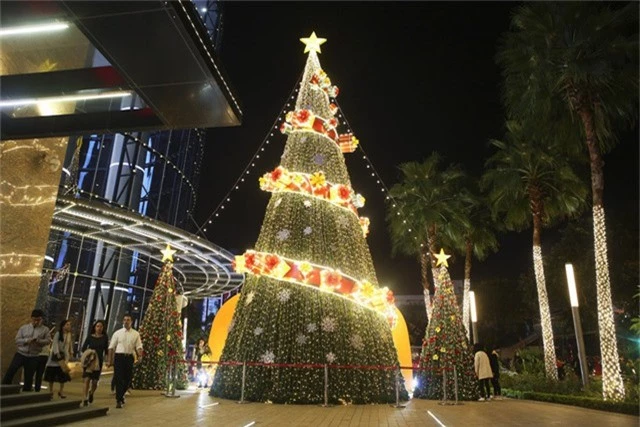 Tất cả các trung tâm thương mại lớn tại Hà Nội đều đã trang hoàng với cây thông, đèn sáng lung linh.