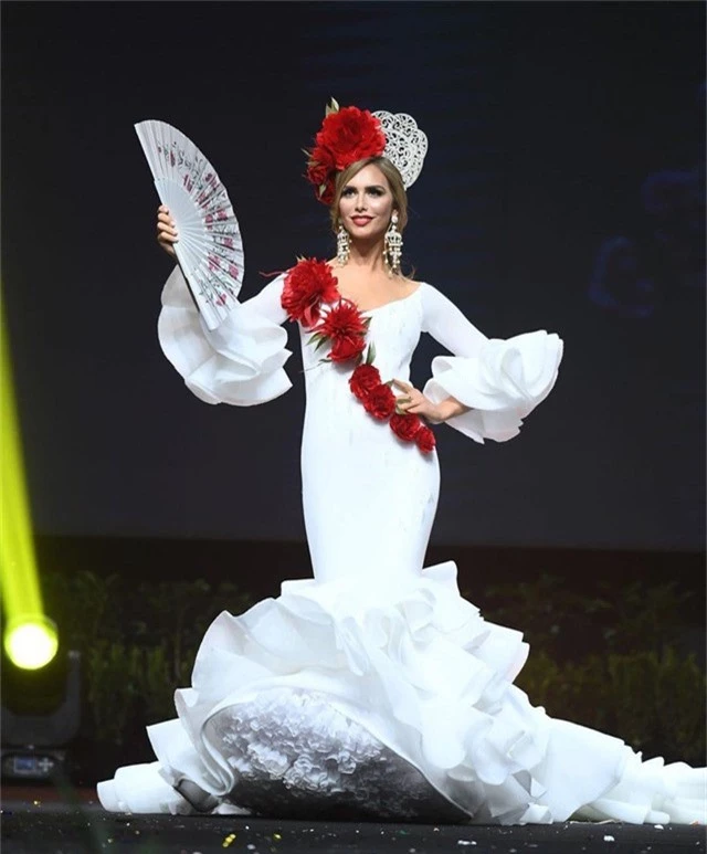  Angela Ponce từng tham dự nhiều cuộc thi sắc đẹp tại Tây Ban Nha và danh hiệu Hoa hậu là danh hiệu cao quý cô đạt được sau nhiều nỗ lực 