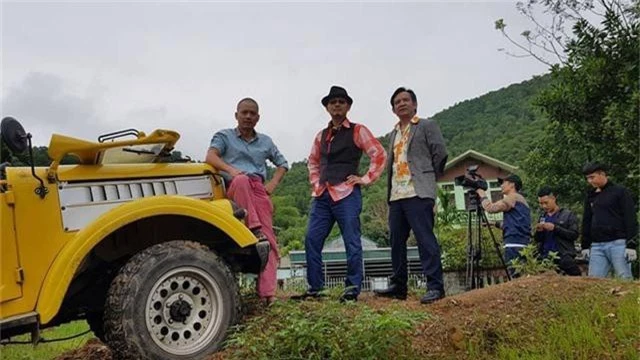 Đạo diễn Trần Bình Trọng, NSND Trung Hiếu và NSƯT Quang Tèo trong phim Đại gia chân đất.