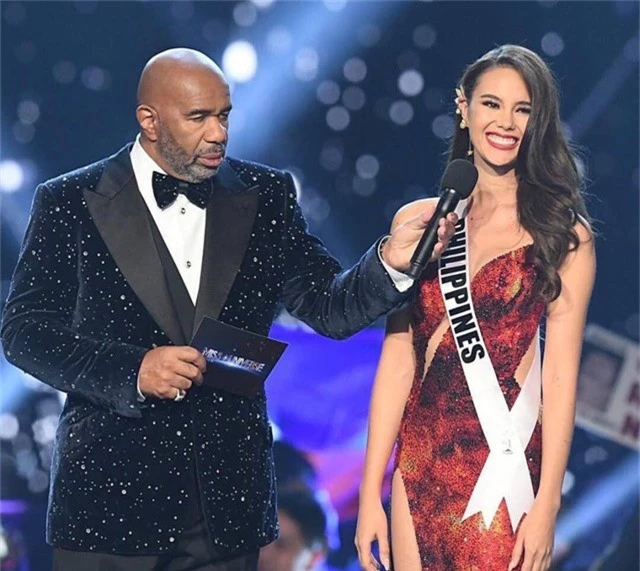  Catriona Gray trả lời câu hỏi ứng xử cuối cùng trước khi chạm tay vào vương miện Hoa hậu Hoàn vũ 2018. 