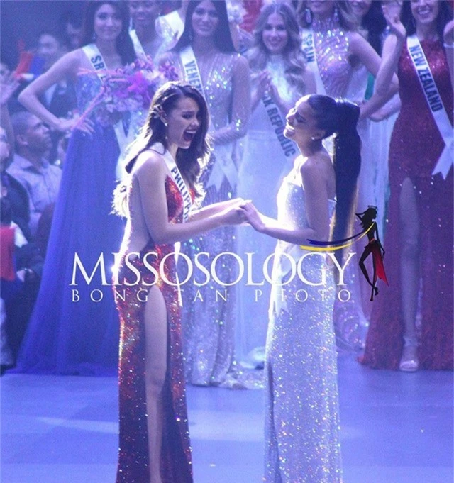  Hoa hậu Catriona Gray xúc động và hạnh phúc khi trở thành Hoa hậu Hoàn vũ 2018. 