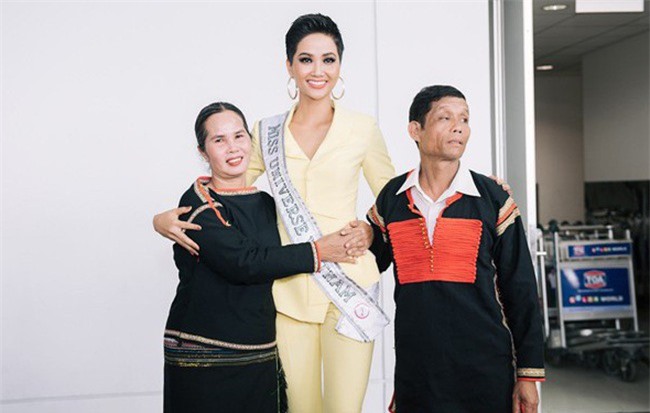 Ngã ngửa trước phản ứng của bố mẹ H'Hen Niê khi chứng kiến con gái lọt Top 5 Miss Universe 2018