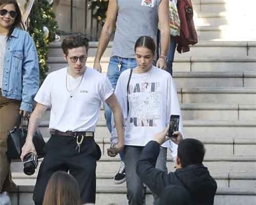 Con trai David Beckham và bạn gái mới hôn nhau ngọt ngào trên phố