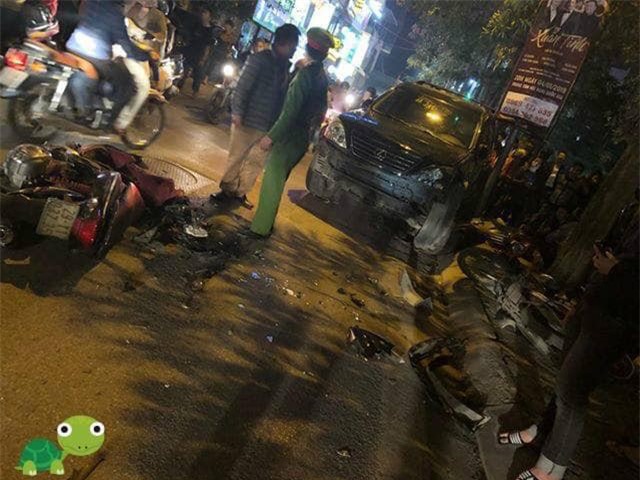 Hà Nội: Nữ tài xế xe Lexus đâm nát 8 xe máy, nhiều người bị thương
