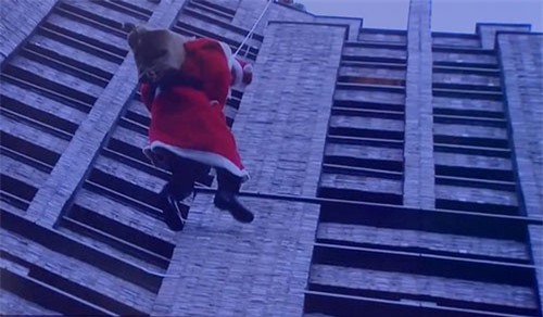 Ông già Noel trèo từ tòa tháp cao 100 mét để tặng quà