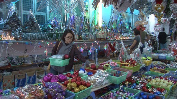 TP.HCM: Sôi động thị trường trang trí dịp Giáng sinh