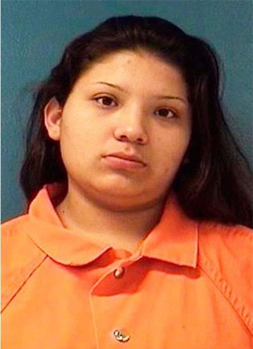 Bé 3 tuổi bắn súng vào mặt em gái 8 tháng khi mẹ đang tắm với bạn trai