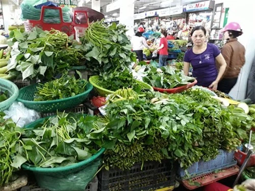 Nguồn cung khan hiếm khiến giá rau xanh tăng mạnh.