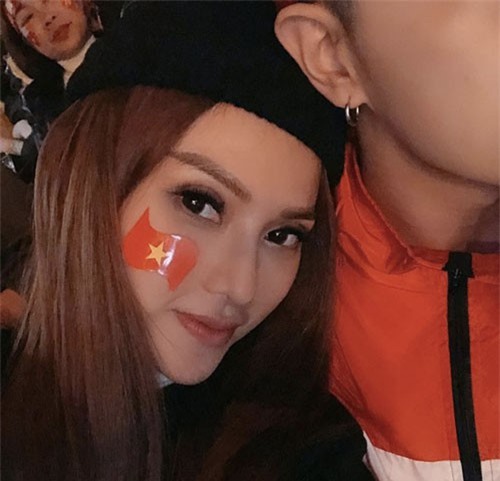 Xuống đường "đi bão", Thu Thủy bị phát hiện đã có tình mới sau ly hôn?