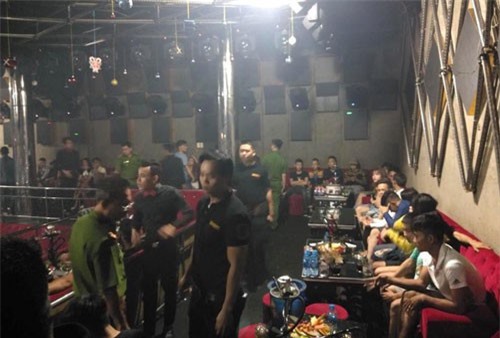 TPHCM: Cảnh sát đưa 147 dân chơi trong quán bar về trụ sở để kiểm tra ma tuý