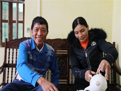 Bố mẹ tuyển thủ Đoàn Văn Hậu kể chuyện con vô địch AFF Cup bố được miễn phí tiền xe ôm