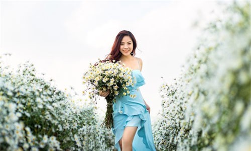 Mai Diệu Ly khoe nhan sắc xuân thì rực rỡ bên cúc họa mi