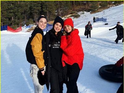 Selena Gomez chính thức lộ diện sau thời gian điều trị tâm thần, còn mặc áo ủng hộ bạn thân Taylor Swift