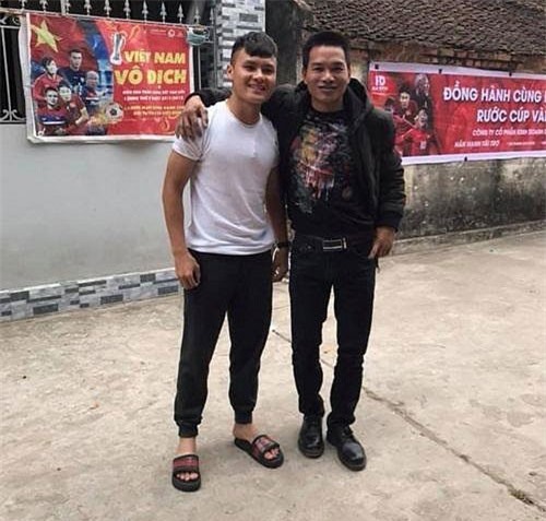 Sau chức vô địch AFF Cup, tiền vệ Quang Hải giản dị đến lạ thường khi về thăm nhà