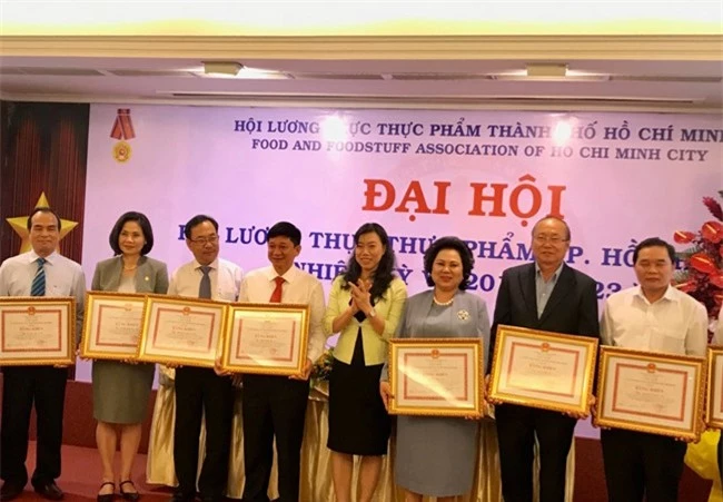 Bà Triệu Lệ Khánh, Phó Chủ tịch UBMTTQ Việt Nam TP.Hồ Chí Minh trao Bằng khen cho các hội viên đã có nhiều đóng góp cho sự phát triển kinh tế - xã hội của TPHCM (ảnh QD)