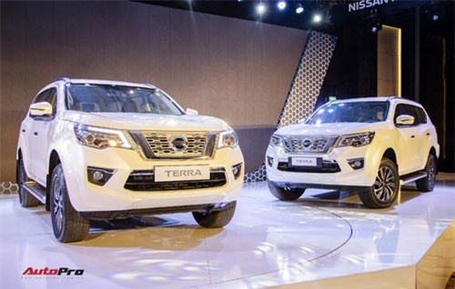 Chênh gần 240 triệu đồng, Nissan Terra “full option” hơn thua gì so với bản tiêu chuẩn?