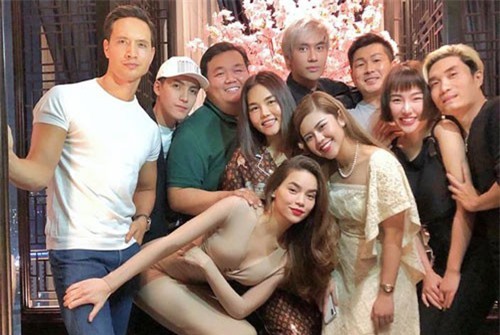 Hà Hồ tạo dáng với phong cách nhí nhảnh nhưng cái tay để trên đùi Kim Lý mới gây chú ý