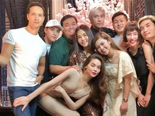Hà Hồ tạo dáng với phong cách nhí nhảnh nhưng cái tay để trên đùi Kim Lý mới gây chú ý