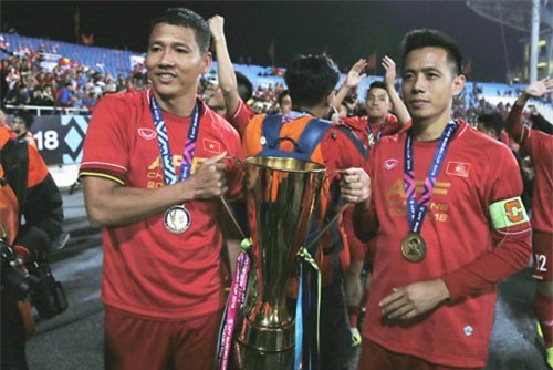 FOX Sports chỉ ra 2 điều thầy Park toan tính khi loại Văn Quyết và Anh Đức