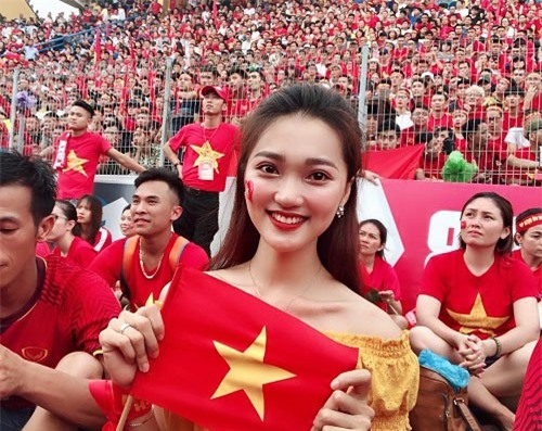 Thực hư loạt ảnh Văn Đức và người đẹp top 10 HHVN vào khách sạn?