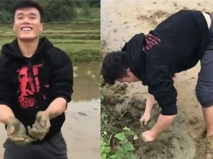 Clip: Thủ thành Bùi Tiến Dũng khoe tài bắt lươn cực đỉnh