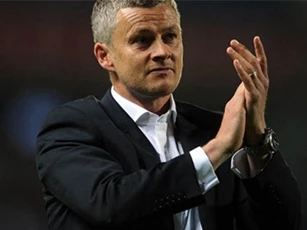 M.U “vô tình” để lộ danh tính HLV thay Jose Mourinho