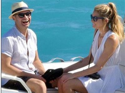 MC nổi tiếng nước Mỹ tình tứ bên bạn gái kém 18 tuổi