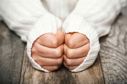 Đây mới là lý do thực sự vì sao tay con gái hay bị lạnh: không phải chung thủy cũng không do thiếu máu