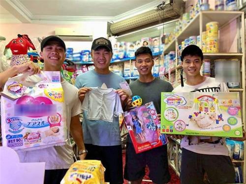 Danh tính em bé "quyền lực" được Công Phượng, Xuân Trường tự tay mua bỉm sữa, mẹ bé cực đẹp