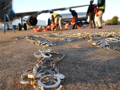 Chuyến bay chấm dứt giấc mơ Mỹ của hàng nghìn người nhập cư