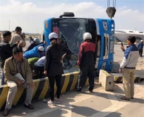 Quảng Ninh: Xe khách tông dải phân cách rồi lật ngang, 1 người chết, 5 người bị thương