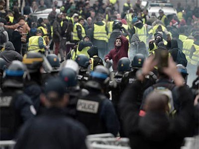 Người biểu tình Pháp chặn đường cao tốc, đốt hàng loạt trạm thu phí